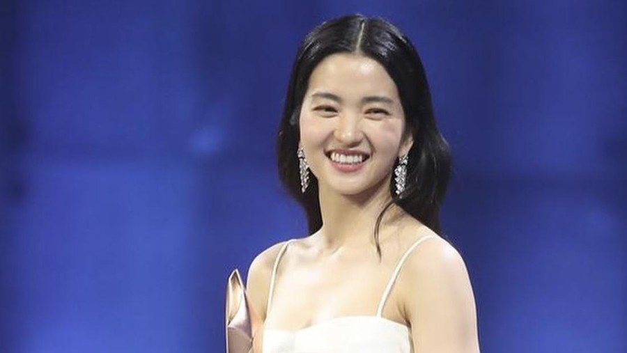 Gaya Kim Tae Ri di Baeksang Award 2022