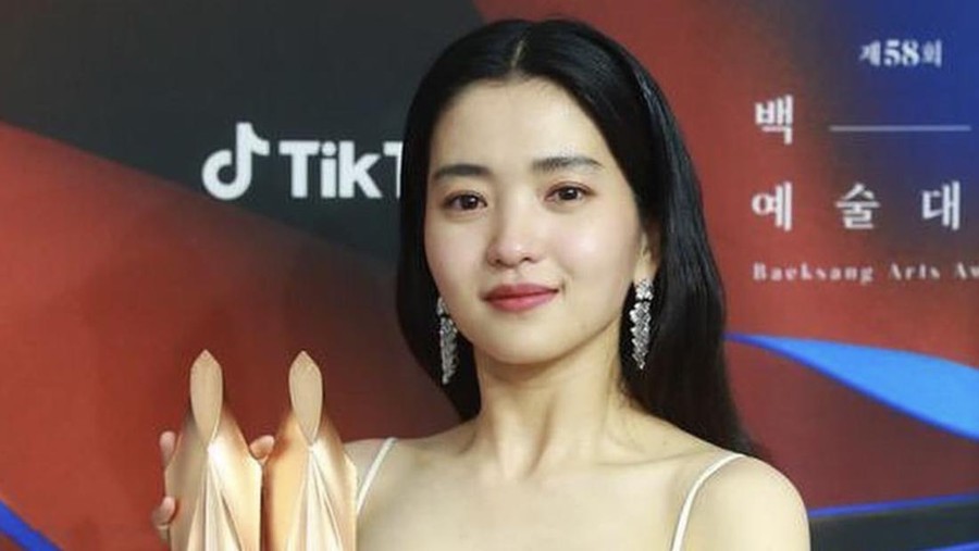 Gaya Kim Tae Ri di Baeksang Award 2022 Gaya Kim Tae Ri di Baeksang Award 2022