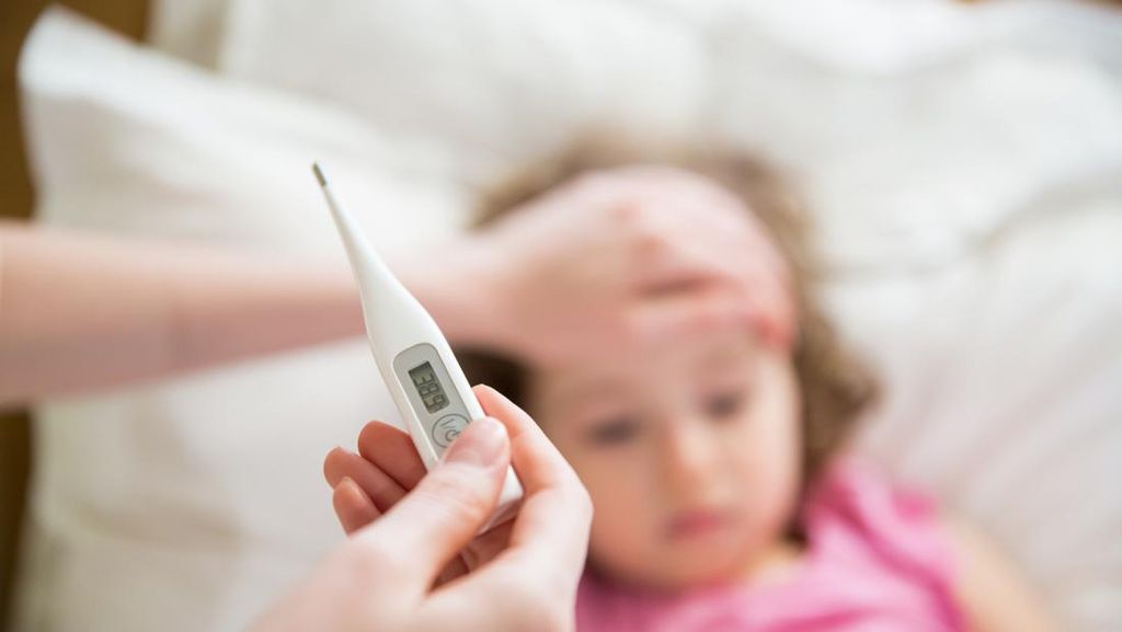 5 Rebusan Daun Herbal yang Aman Turunkan Demam Anak