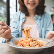 4 Kiat  Menghilangkan Noda Saus dan Sambal Tomat di Pakaian