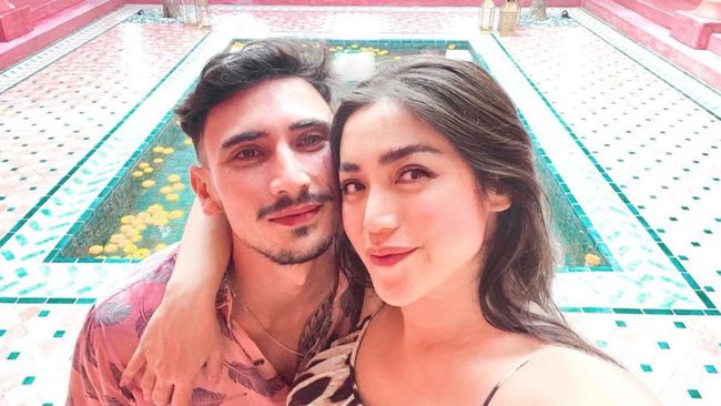 Jessica Iskandar akhirnya mengungkap wajah dan nama anak kedua, yaitu Don Azaiah Jan Verhaag.