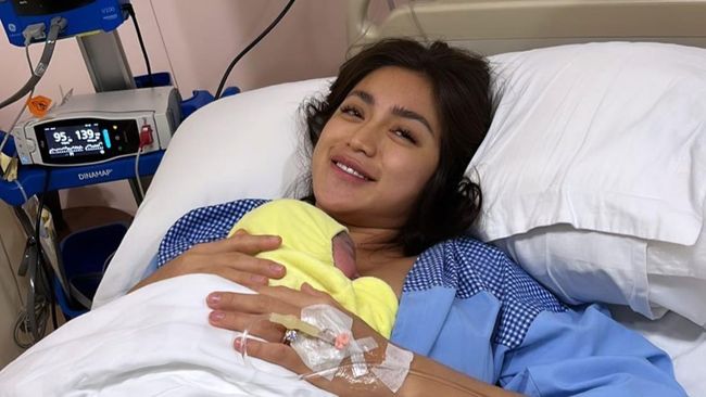 Happy!  Jessica Iskandar gives birth to her second child, a boy