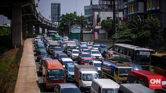 Kemacetan terjadi di arus mudik menuju ke arah Gerbang Tol Cikampek Utama di KM 70. Kepadatan bahkan sempat membuat mobil terhenti hingga hitungan menit.