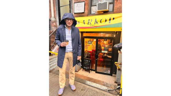 Sandiaga Sambangi Cafe dan Restoran Indonesia di New York Bagian dari Spice of the World, Menteri Pariwisata dan Ekonomi Kreatif Sandiaga S. Uno menyambangi cafe dan restoran Indonesia di New York dan Washington.