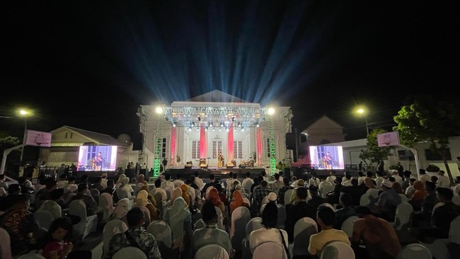 Di hadapan ulama se-Pasuruan Raya, Menteri BUMN Erick Thohir menyatakan bahwa pondok pesantren harus menjadi mercusuar peradaban dan penggerak ekonomi umat.