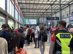 Stasiun Pasar Senen Masih Ramai Pemudik, Begini Situasinya