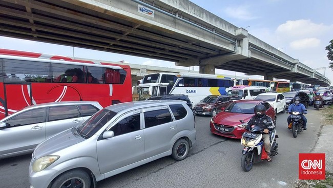 Kemacetan di Jalan Kalimalang imbas one way di Tol Japek didominasi kendaraan mobil dan bus.