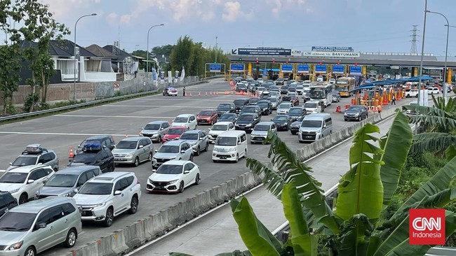 Polri mengimbau pemudik mobil dilarang berhenti di bahu jalan, pindah jalur tiba-tiba dan melebihi batas kecepatan. 