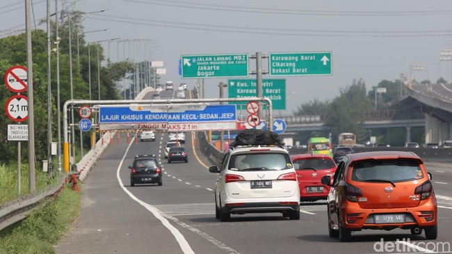 Saat ini, polisi memberlakukan sistem one way dari Tol Bawen KM 442 hingga Tol Jakarta-Cikampek KM 03 atau GT Halim.