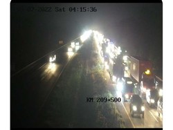 One Way Tol Palimanan Macet di Sejumlah Titik, Mobil Menepi di Bahu Jalan