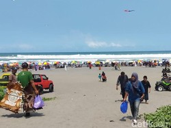 Libur Lebaran Belum Berakhir, Pantai Parangtritis Ramai Didatangi Wisatawan