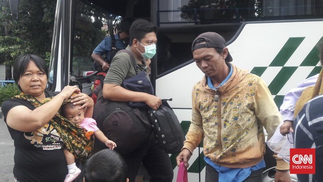 Koordinator Komandan Regu (Danru) I Terminal Kampung Rambutan Tito Hendarto mengatakan 985 penumpang itu tercatat hingga pukul 11.00 WIB.