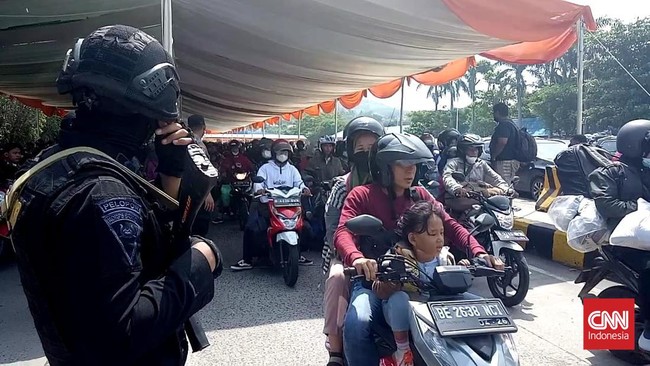 Polisi mengatakan puncak arus balik masih berlangsung, antrean kendaraan tak sampai satu kilometer dan semua berjalan normal.