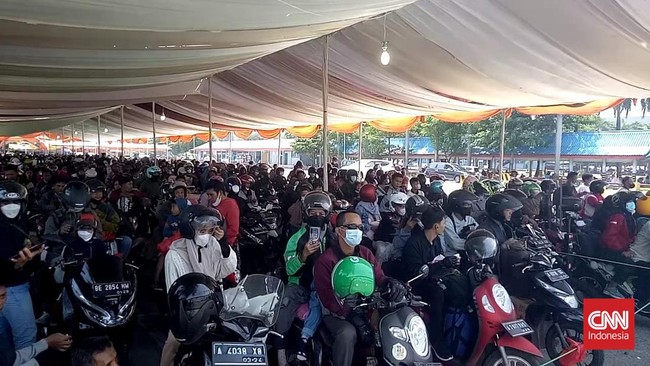 Sebanyak 142.377 penumpang dan 31.538 kendaraan menyeberang dari Pelabuhan Bakauheni ke Pelabuhan Merak pada arus balik Lebaran 2022.