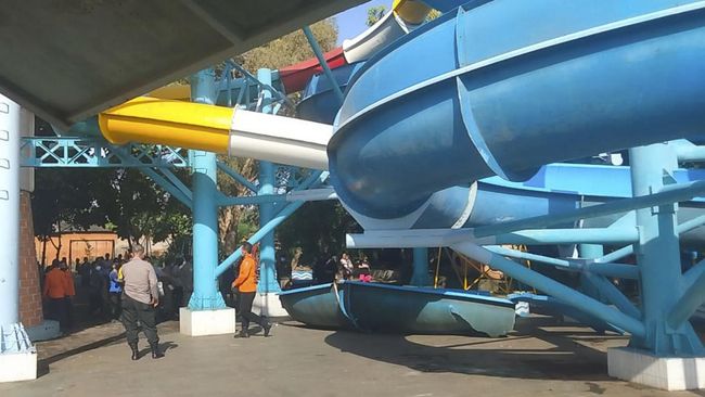 Sandiaga Uno Respons Ambrolnya Perosotan di Kenjeran Park Menteri Pariwisata dan Ekonomi Kreatif Sandiaga Uno menanggapi kasus kecelakaan yang terjadi di sejumlah tempat wisata.