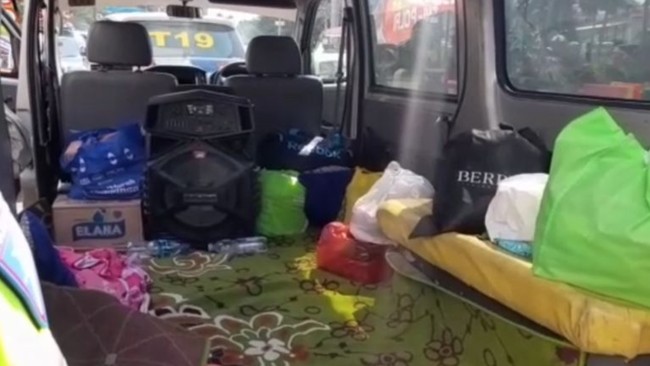 Selain mencoba menerobos one way, dua ambulans tersebut juga tidak memiliki surat-surat yang masih berlaku.