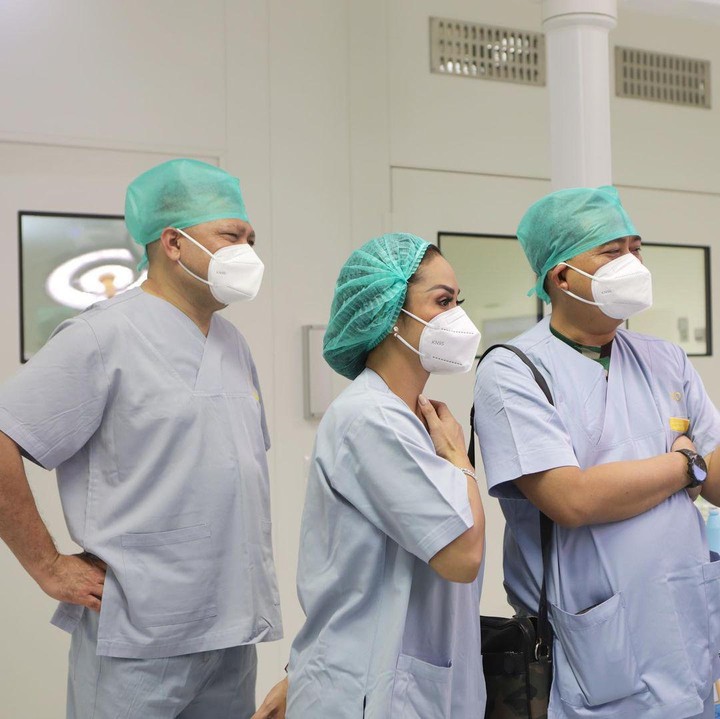 <p>Dengan berbalutkan baju medis, Krisdayanti dan Raul Lemos pun mendampingi Kellen di ruang operasi. (Foto: Instagram: @krisdayantilemos)</p>