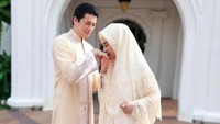 <p>Syahrini dan sang suami, Reino Barack, merayakan Hari Raya Idul Fitri di Singapura, Bunda. Keduanya terlihat serasi dengan pakaian putih dan cream yang senada. (Foto: instagram: @princessyahrini)</p>