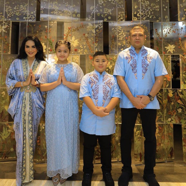 <p>Krisdayanti dan Raul Lemos merayakan Lebaran tahun ini di Singapura, Bunda. (Foto: Instagram: @krisdayantilemos)</p>
