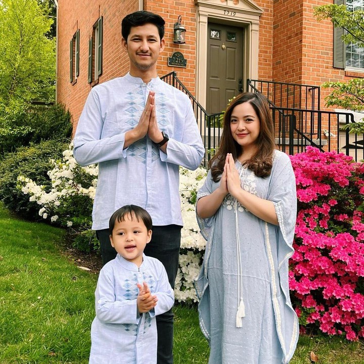<p>Tasya Kamila, sang suami, beserta anak mereka merayakan Lebaran di Amerika Serikat, Bunda. Ketiganya terlihat kompak dengan balutan baju Hari Raya berwarna baby blue. (Foto: Instagram: @tasyakamila)</p>
