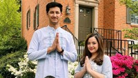 <p>Tasya Kamila, sang suami, beserta anak mereka merayakan Lebaran di Amerika Serikat, Bunda. Ketiganya terlihat kompak dengan balutan baju Hari Raya berwarna baby blue. (Foto: Instagram: @tasyakamila)</p>