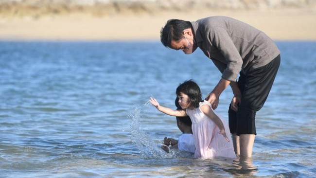 Presiden Joko Widodo (Jokowi) mengajak keempat cucunya berlibur menikmati pantai di kawasan Nusa Dua, Kabupaten Badung, Bali.