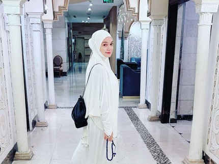 Diselingkuhi 4 Th, Artis Ini Pilih Umrah & Sebut Dirinya Bukan 'Bangkai Bernyawa'