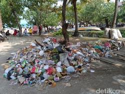 Jorok! Sampah Menggunung Cemari Bibir Pantai Pangandaran
