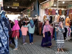Suasana Pasar Batik Setono Pekalongan Ramai Dikunjungi Pemudik
