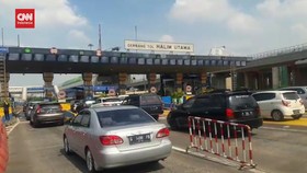 VIDEO: Lalu Lintas Kendaraan di Gerbang Tol Halim Utama Lancar