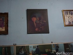 Omzet Depot Asmuni Rp 10 Ribu Sehari-Cuma Penjual Pentol yang Beli Kopi