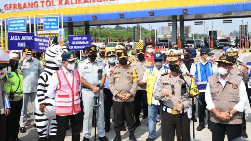 Arus balik Lebaran 2022 mulai dibuka dengan rekayasa lalu lintas satu arah atau one way dari Gerbang Tol Kalikangkung, Semarang ke arah barat.