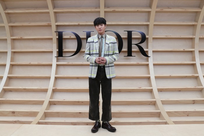 Selain permainan warna dan motif dari blazer yang dipakainya, statement gaya lainnya dari penampilan Ahn Hyo Seop adalah celana berpotongan lurus yang bernuansa retro.Foto: Getty Images for Dior/Myunggu Han