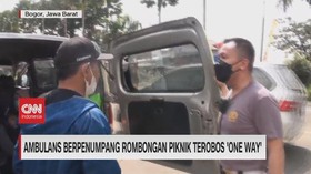 VIDEO: Ambulans Berpenumpang Rombongan Piknik Terobos 