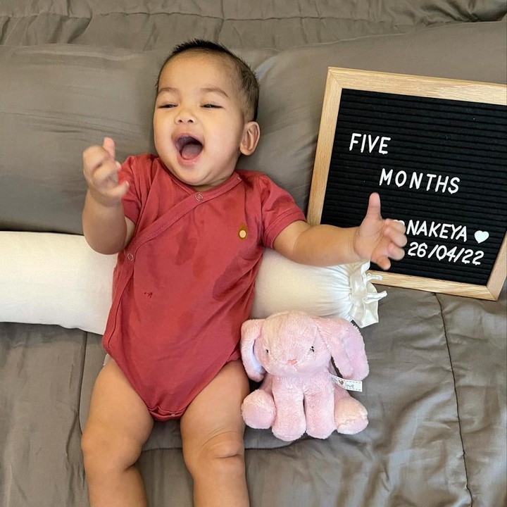 <p>Anak bungsu Nola B3, Aladya Odetta Nakeya Ayu, kini sudah berusia 5 bulan, Bunda. Nakeya tumbuh menjadi anak yang cantik dan menggemaskan. (Foto: Instagram @nakeya_ayu/ @riafinola)</p>