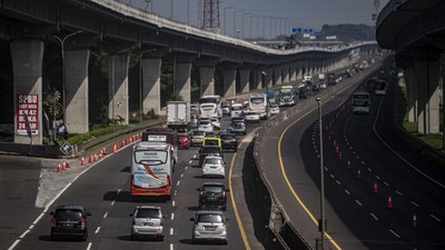 img-title Arus Balik di Tol Japek Ramai Lancar saat One Way hingga Km 66