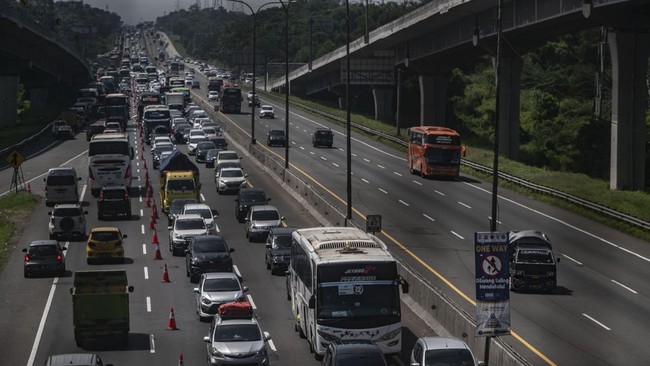 Perpanjangan one way hingga Km 47 Tol Jakarta-Cikampek direncanakan mulai berlaku Minggu sore ini pukul 16.00 WIB.