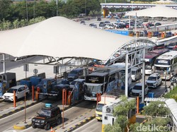 Volume Kendaraan di Tol Cikampek Meningkat, Contraflow Masih Berlaku