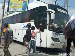Misterius! Bus Ini Nyasar ke Tanggul Sungai di Brebes Lewat Jalan Sempit