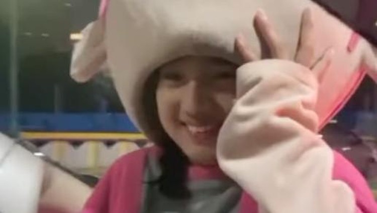 Elin, pengamen badut cilik yang viral berwajah cantik Elin, pengamen badut cilik yang viral berwajah cantik