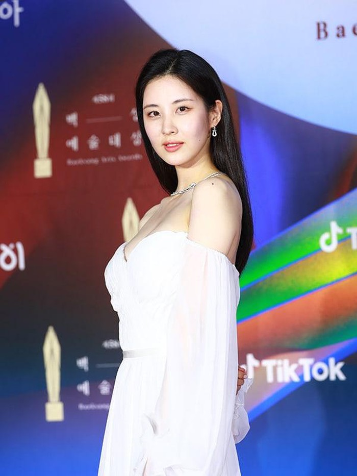 Sama seperti rekan satu grupnya, Seohyun Girls' Generation tampil di Baeksang Awards 2022 dalam balutan dress putih dengan aksen puff sleeves yang manis./ Foto: soompi.com