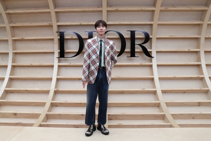 Aktor Hwang In Youp yang juga baru-baru ini bermain di drama The Sound Magic tampil dalam gaya preppy lewat padanan blazer motif plaid, kemeja, jeans dan dasi di fashion show Dior yang berlangsung di Ewha Womans University. Foto: Getty Images for Dior/Myunggu Han