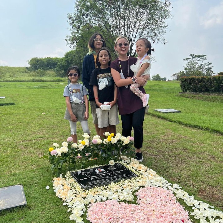 <p>Kehidupan Bunda empat anak ini lebih sering dibagikan kerabat di media sosial. Salah satunya saat berziarah ke makam sang suami beberapa waktu lalu. (Foto: Instagram @ninakairupan)</p>