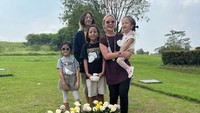 <p>Kehidupan Bunda empat anak ini lebih sering dibagikan kerabat di media sosial. Salah satunya saat berziarah ke makam sang suami beberapa waktu lalu. (Foto: Instagram @ninakairupan)</p>