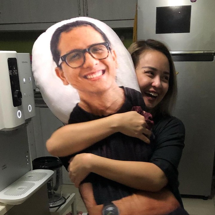 <p>Pada ulang tahunnya yang ke-35, Joanna Alexandra terlihat memeluk bantal bergambar mendiang suaminya. Wajah Joanna tampak begitu bahagia, Bunda. (Foto: Instagram @ninakairupan)</p>