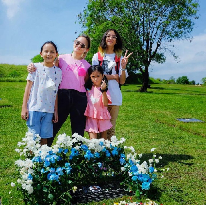 <p>Tepat setahun setelah kepergian sang suami, Joanna Alexandra juga tampak memborong anak-anaknya ziarah ke makan suami. Joanna dan putrinya, Zoey, kompak mengenakan baju berwarna merah muda. (Foto: Instagram @ninakairupan)</p>