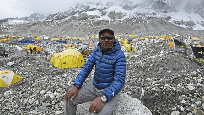 Kami Rita (52) seorang sherpa asal Nepal memecahkan rekor ke-26 kalinya dengan mendaki gunung Everest, mengalahkan rekornya sendiri tahun lalu.