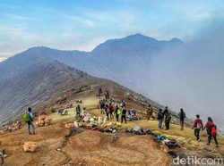 Ijen juga Lagi Dingin Banget Sampai 3 Derajat Celsius, Pakai Jaket Tebal!