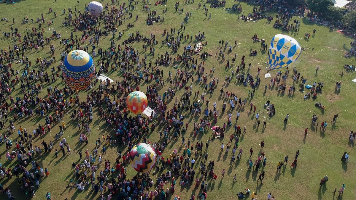 FOTO: Kemeriahan Tradisi Syawalan Balon Udara di Pekalongan