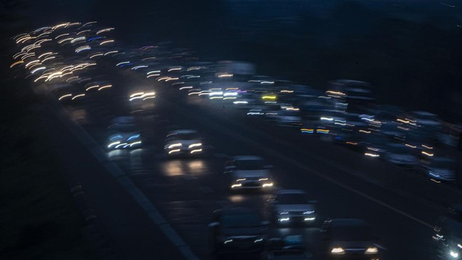 Arus lalu lintas di tol Jakarta-Cikampek macet memasuki puncak arus balik mudik lebaran pada Minggu (8/5) malam.